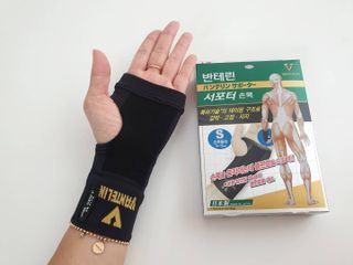 반테린서포터 손목 — 5점을 준 리뷰어가 2021년 8월 올린 사용 사진