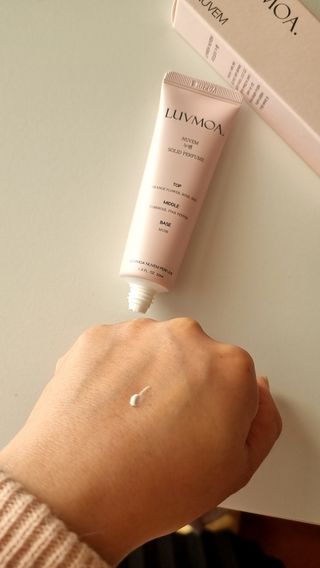 러브모아 향수 고체향수 승무원 고체향수 바르는 향수 니치향수 도손 우드세이지 앤 씨솔트 — 5점을 준 리뷰어가 2022년 10월 올린 사용 사진