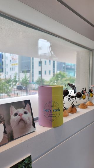 페페로니 맛있는 스틱 - 무항생제 닭고기 15개 + 원양선 참치 15개 — 5점을 준 리뷰어가 2021년 8월 올린 사용 사진