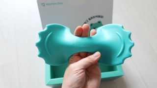 힐니스북 [힐마이넥]   거북목 통증완화를 위한 휴대용 목 안마기 — 5점을 준 리뷰어가 2022년 12월 올린 사용 사진