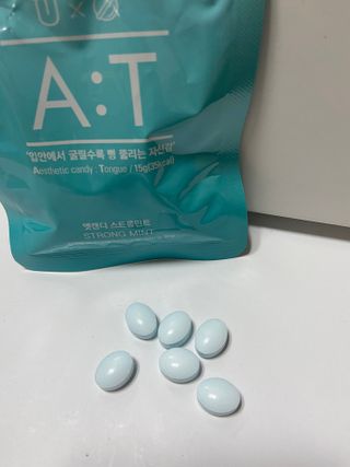 입 냄새 완화에 도움을 주는 에티켓 캔디 앳캔디 스트롱민트 — 5점을 준 리뷰어가 2021년 1월 올린 사용 사진