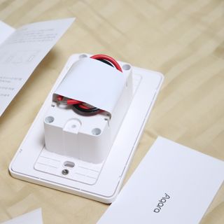 아카라 조명 스위치를 누워서 끄는 방법 (스마트 조명 스위치 2구 + 무선 리모트 스위치 1구 T1, 스마트 허브 E1) — 5점을 준 리뷰어가 2021년 11월 올린 사용 사진