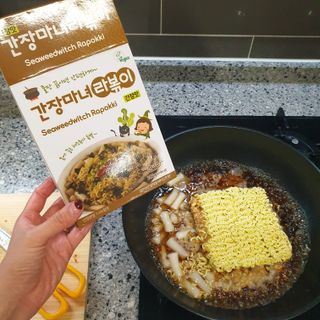 더밥  고추마녀 라볶이 +  나이스미 무설탕 현미후레이크 — 5점을 준 리뷰어가 2021년 10월 올린 사용 사진