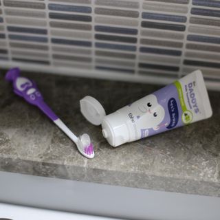 닥터데디스 안심저불소 키즈치약 (라즈베리, 청포도향 중 택 1) 60g +  여행용 미니 치약 15g — 5점을 준 리뷰어가 2022년 11월 올린 사용 사진