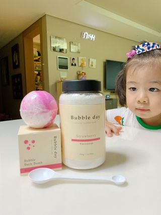버블데이 아로마/과일 거품 입욕제 — 5점을 준 리뷰어가 2021년 7월 올린 사용 사진