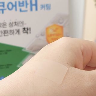 [큐어반H 커팅] 간편하게 떼서 쓰는 자외선차단 습윤밴드 (1팩/30매입) — 5점을 준 리뷰어가 2022년 12월 올린 사용 사진