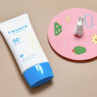 틱톡 [후르디아] 백탁NO! 화잘먹 수분광 선 에센스✨ — 5점을 준 리뷰어가 2023년 6월 올린 사용 사진