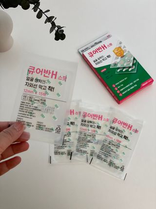 [큐어반H 스팟] 자외선 99프로 차단되는 스틱타입 스팟밴드(1팩 / 66매입) — 5점을 준 리뷰어가 2022년 11월 올린 사용 사진