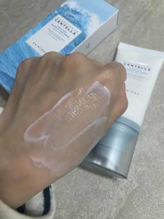 [스킨1004] 마다가스카르 센텔라 히알루-시카 워터핏 선세럼 50ml — 4점을 준 리뷰어가 2024년 5월 올린 사용 사진