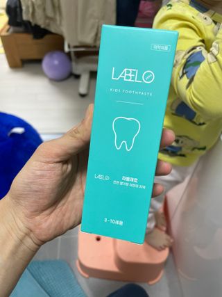 치과에서 쓰는 치약 _ 라벨제로 저불소 꼬마, 키즈, 유아, 베이비, 주니어 안전한 어린이치약 — 4점을 준 리뷰어가 2022년 12월 올린 사용 사진