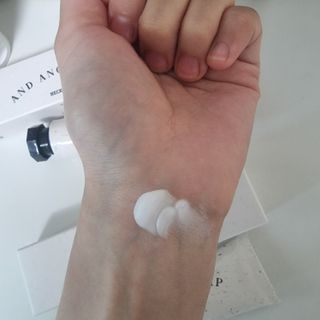 멈칫(MUMCHIT) 넥퍼퓸 NECKPERFUME 2가지 향 — 5점을 준 리뷰어가 2021년 11월 올린 사용 사진