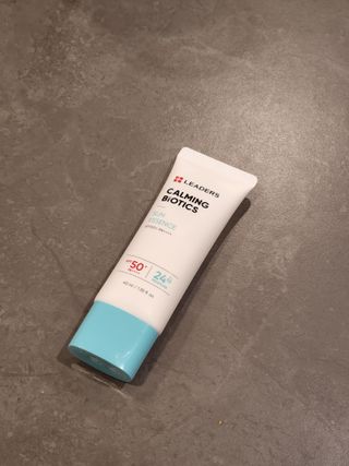 리더스코스메틱 리더스 카밍 바이오틱스 선 에센스 SPF 50+ PA++++ — 5점을 준 리뷰어가 2022년 5월 올린 사용 사진