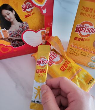 광동생활건강 [제니에디션] 비타500데일리스틱 gift set 60포+제니굿즈 3종+쇼핑백 — 5점을 준 리뷰어가 2021년 11월 올린 사용 사진