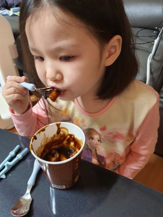 유비쿡 컵떡볶이 매운컵떡볶이2개/ 짜장컵떡볶이 2개  총 4개세트 — 5점을 준 리뷰어가 2021년 3월 올린 사용 사진