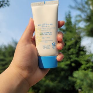 틱톡 [후르디아] 백탁NO! 화잘먹 수분광 선 에센스✨ — 5점을 준 리뷰어가 2023년 7월 올린 사용 사진