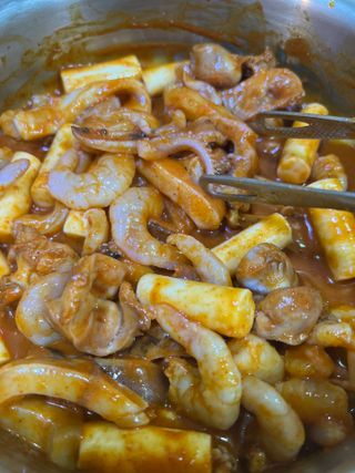 화끈한녀석들 새오똥400g 새우,오징어,똥집 볶음요리 소스,밀떡, 참기름 포함 — 4점을 준 리뷰어가 2022년 12월 올린 사용 사진