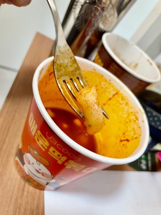 유비쿡 컵떡볶이 매운컵떡볶이2개/ 짜장컵떡볶이 2개  총 4개세트 — 5점을 준 리뷰어가 2021년 4월 올린 사용 사진