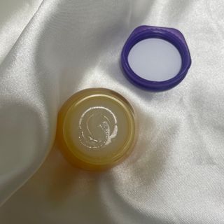 틱톡 [후르디아] 튼입술해결템 올리브영 블루베리 하이드레이팅 허니 립밤 — 5점을 준 리뷰어가 2023년 12월 올린 사용 사진