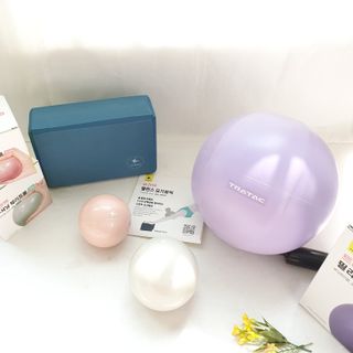[트라택] 홈 필라테스 SET [미니짐볼+웨이트볼(0.5kg&1kg+요가블럭] — 5점을 준 리뷰어가 2022년 7월 올린 사용 사진