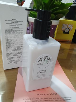 줄라이 모닝 _ JULY MORNING 줄라이모닝 하이드레이팅 퍼퓸드 바디앤핸드 에멀젼 — 5점을 준 리뷰어가 2022년 3월 올린 사용 사진