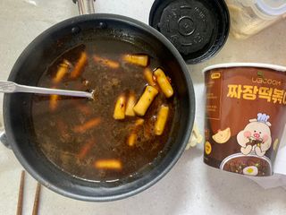 유비쿡 컵떡볶이 매운컵떡볶이2개/ 짜장컵떡볶이 2개  총 4개세트 — 5점을 준 리뷰어가 2021년 2월 올린 사용 사진