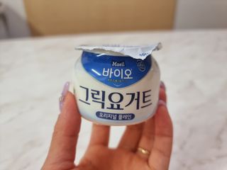 매일바이오 그릭요거트 오리지널 플레인 4개, 로스터리 커피믹스 4개 — 1점을 준 리뷰어가 2021년 12월 올린 사용 사진