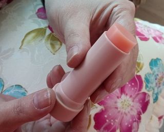바르는뷰티 데생멀티밤 식물유래성분 97 저분자콜라겐 피부수분 미백 주름개선 멀티밤스틱 — 5점을 준 리뷰어가 2021년 11월 올린 사용 사진