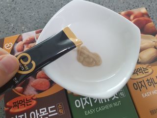 짜먹는 이지견과 짜먹는 이지아몬드, 짜먹는 이지허니피넛, 짜먹는 이지캐슈넛 각 10g X  10포 — 3점을 준 리뷰어가 2021년 1월 올린 사용 사진