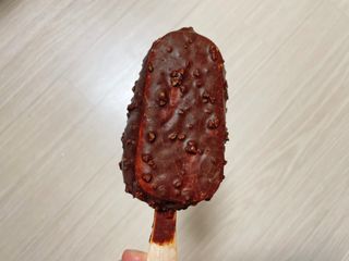 롯데제과 본젤라또 비스킷&바닐라카라멜바, 본젤라또 베리쇼콜라컵 — 5점을 준 리뷰어가 2021년 12월 올린 사용 사진