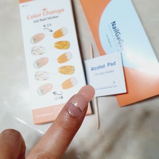 [네일가게] 햇빛에 닿으면 색이 변하는 신기한 햇살 반전 네일스티커_B — 2점을 준 리뷰어가 2021년 8월 올린 사용 사진