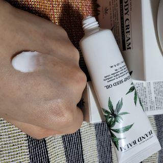 버텍스넘버원 버텍스 넘버원 햄프씨드오일 핸드밤, 바디크림 — 5점을 준 리뷰어가 2022년 3월 올린 사용 사진
