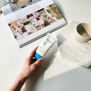 틱톡 [후르디아] 백탁NO! 화잘먹 수분광 선 에센스✨ — 5점을 준 리뷰어가 2023년 9월 올린 사용 사진
