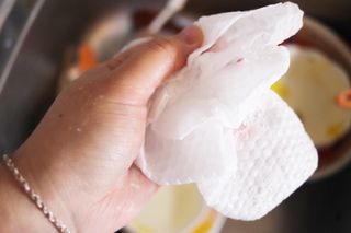 부직포나라 중금속유해물질ZERO 뜯어쓰는 주방 일회용수세미 60매 2매 — 4.5점을 준 리뷰어가 2022년 12월 올린 사용 사진