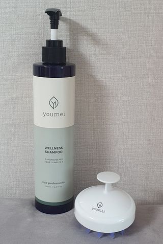 유메이 웰니스 샴푸 + 유메이 스칼프 브러쉬 — 5점을 준 리뷰어가 2021년 12월 올린 사용 사진