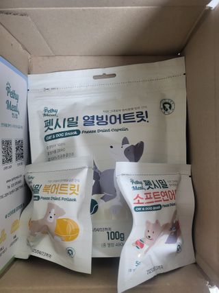 [펫시밀] 원물그대로 영양듬뿍 진공동결건조 치킨텐더100g, 열빙어트릿100g 강아지 고양이 간식 — 5점을 준 리뷰어가 2023년 5월 올린 사용 사진