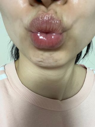 [후르디아] 올리브영 착한보습 비건 립버터 2종 — 5점을 준 리뷰어가 2022년 10월 올린 사용 사진