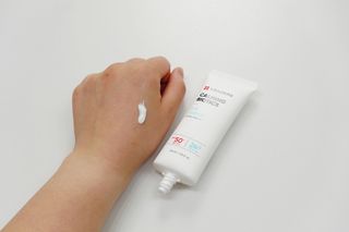 리더스코스메틱 리더스 카밍 바이오틱스 선 에센스 SPF 50+ PA++++ — 5점을 준 리뷰어가 2022년 6월 올린 사용 사진