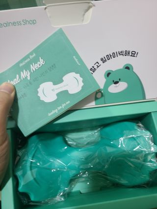힐니스북 [힐마이넥]   거북목 통증완화를 위한 휴대용 목 안마기 — 5점을 준 리뷰어가 2022년 12월 올린 사용 사진