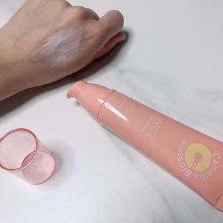 제주인디 카멜리아 블러썸 선크림 — 4점을 준 리뷰어가 2023년 9월 올린 사용 사진