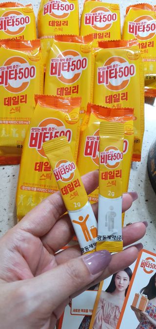 광동생활건강 [광동] 제니비타민C 비타500데일리스틱 180포+제니등신대+제니스티커 — 5점을 준 리뷰어가 2021년 12월 올린 사용 사진