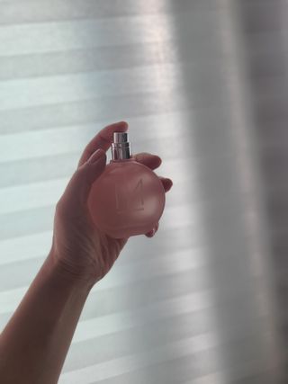 자연스러운 샴푸향이 나는 메블릭퍼퓸 케라 50ml +상큼달달한 라즈베리향이 나는 메블릭퍼퓸 라즈베리 50ml — 5점을 준 리뷰어가 2022년 9월 올린 사용 사진