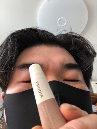 [후르디아] 올리브영 착한보습 비건 립버터 2종 — 5점을 준 리뷰어가 2022년 12월 올린 사용 사진