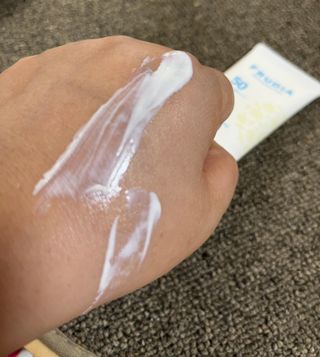 틱톡 [후르디아] 백탁NO! 화잘먹 수분광 선 에센스✨ — 4.5점을 준 리뷰어가 2023년 8월 올린 사용 사진