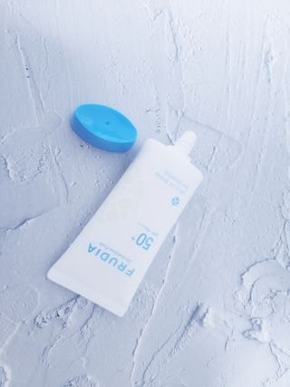 틱톡 [후르디아] 백탁NO! 화잘먹 수분광 선 에센스✨ — 4점을 준 리뷰어가 2023년 6월 올린 사용 사진