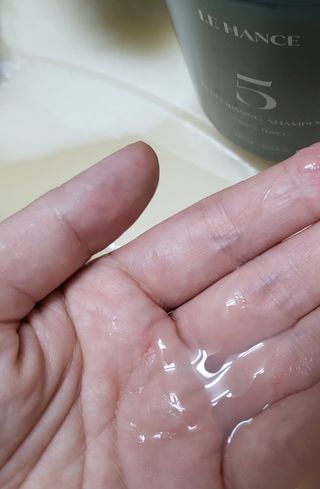 르핸스 퍼포밍 5 샴푸 비반트 포렛/베티버 포그 — 5점을 준 리뷰어가 2023년 3월 올린 사용 사진