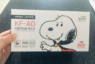 JHWORLD 스누피 마스크 정품 스누피 KF-AD 국내 비말차단 아동용 성인용 일회용 덴탈마스크 50매 — 5점을 준 리뷰어가 2021년 6월 올린 사용 사진