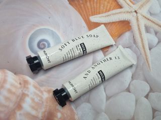 멈칫(MUMCHIT) 넥퍼퓸 NECKPERFUME 2가지 향 — 5점을 준 리뷰어가 2021년 12월 올린 사용 사진