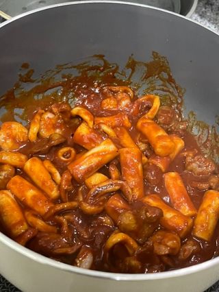 화끈한녀석들 새오똥400g 새우,오징어,똥집 볶음요리 소스,밀떡, 참기름 포함 — 5점을 준 리뷰어가 2022년 11월 올린 사용 사진