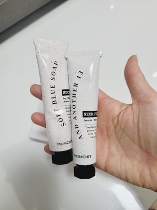 멈칫(MUMCHIT) 넥퍼퓸 NECKPERFUME 2가지 향 — 5점을 준 리뷰어가 2021년 11월 올린 사용 사진