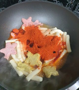 빨간키트 떡볶이 밀키트 2~3인분 매운맛 국물 떡볶이 만들기 쉬운 황금 레시피 분말 소스로 간편한 요리 — 5점을 준 리뷰어가 2021년 8월 올린 사용 사진